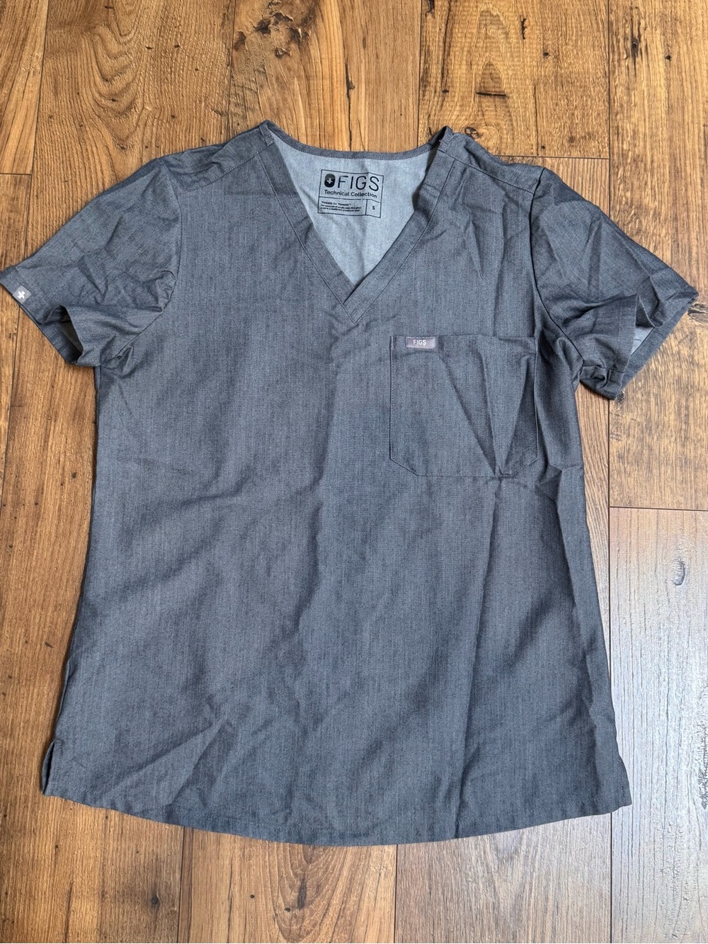 FIGS women’s small Heather graphite scrub top